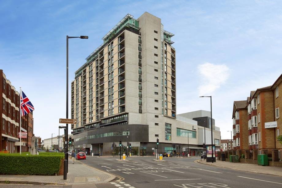 Sixth-floor apartment on Kingsway, North Finchley — living space